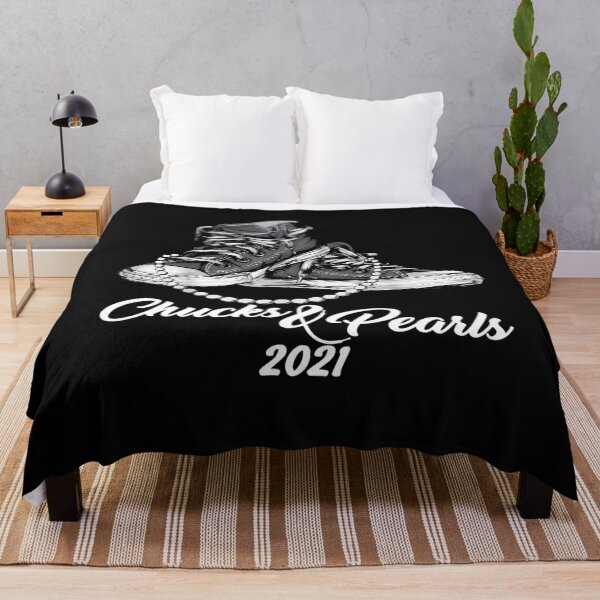 Artikelvorschau, Chucks und Perlen T-Shirt entworfen und verkauft von Trendy Shirt.