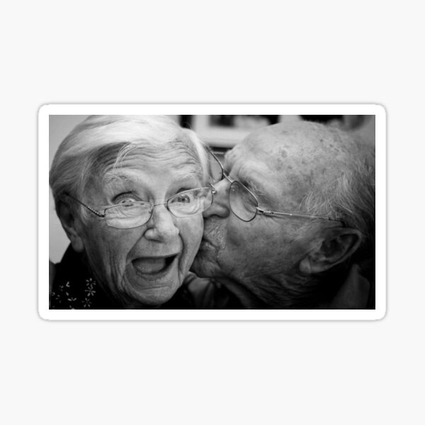 vieux couple s'embrasser Sticker