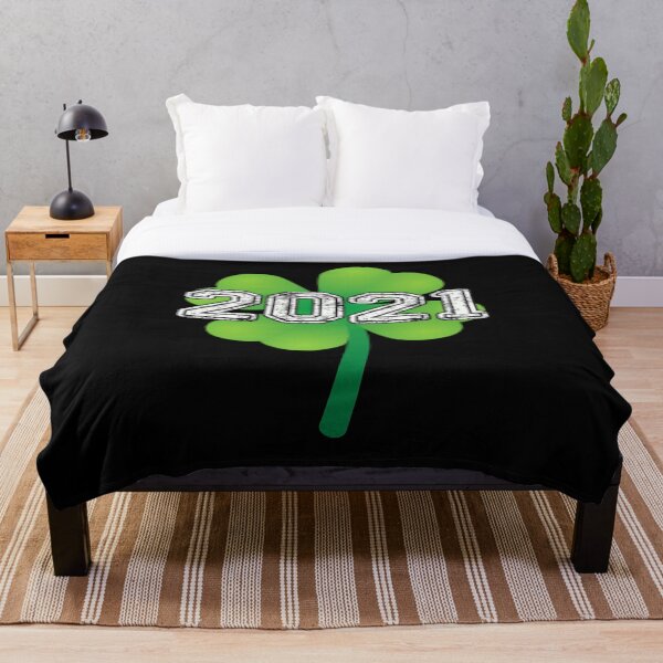 Artikelvorschau, 2021 Shamrocks Irish Clover St. Patricks Urlaub Humor Geschenk entworfen und verkauft von HeikeKoenig.