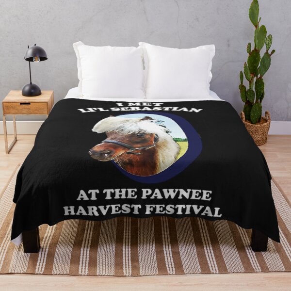 Artikelvorschau, Lil Sebastian T-ShirtIch habe Li'l Sebastian beim Pawnee Harvest Festival getroffen entworfen und verkauft von Christopher686.