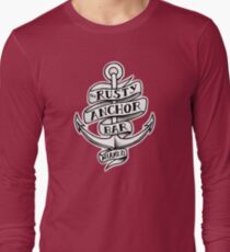 Die rostige Ankerstange Langarmshirt