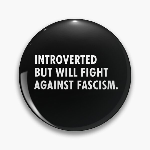 Vista previa del artículo con la obra «Introvertido pero luchará contra el fascismo - Antifascismo», diseñado y vendido por FHCTees.