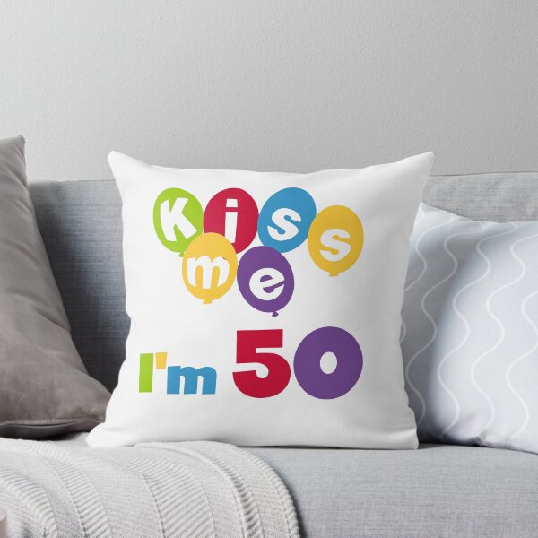 Aperçu de l'œuvre Ballons d'anniversaire Embrassez-moi, j'ai 50 ans créée et vendue par peacockcards.