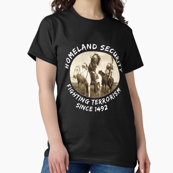 Vista previa del artículo con la obra «Seguridad Nacional de los Nativos Americanos | Indios a caballo | sarcasmo», diseñado y vendido por shirt-planet.