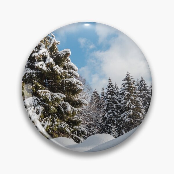 Artikelvorschau, Fantastic winter landscape. Snow-covered huge spruces and white fields.  entworfen und verkauft von Alexander Sorokopud.