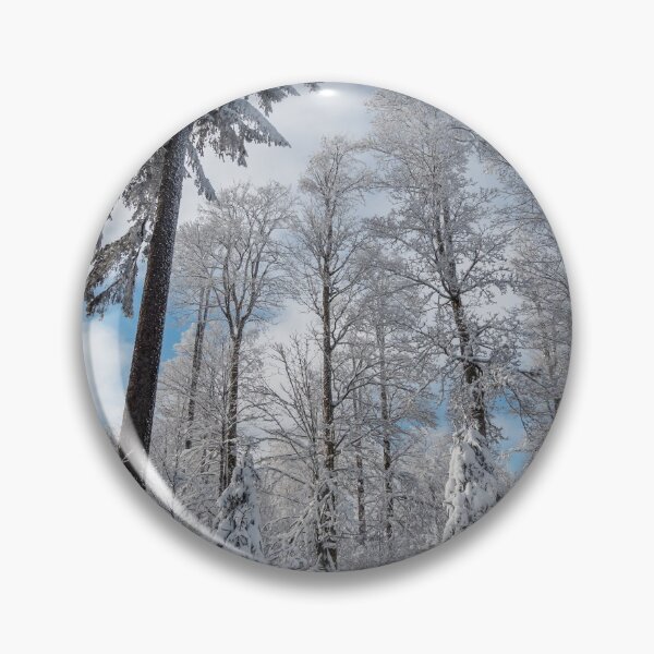 Artikelvorschau, Fantastic winter landscape. Snow-covered huge spruces and white fields.  entworfen und verkauft von Alexander Sorokopud.