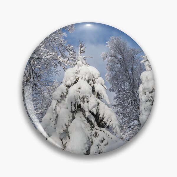 Artikelvorschau, Fantastic winter landscape. Snow-covered huge spruces and white fields.  entworfen und verkauft von Alexander Sorokopud.