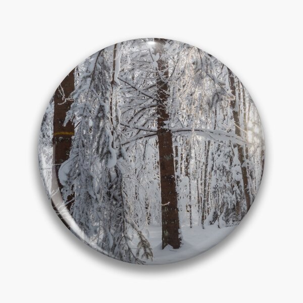 Artikelvorschau, Fantastic winter landscape. Snow-covered huge spruces and white fields.  entworfen und verkauft von Alexander Sorokopud.