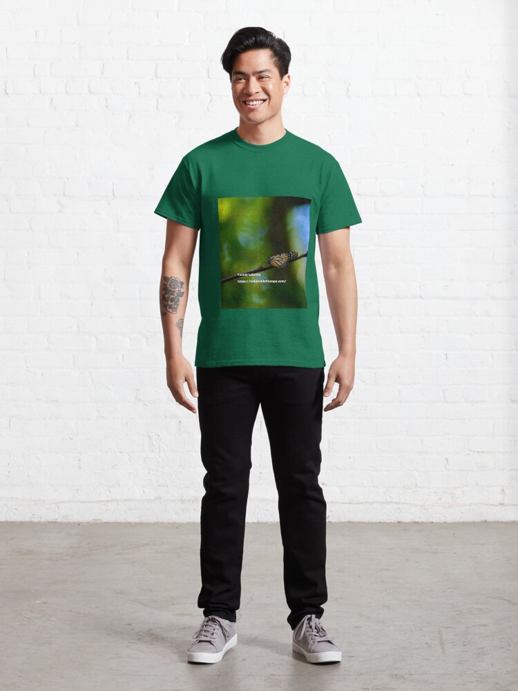 Alternate view of Copy of Monarch butterfly before flying in search of sun By Yannis Lobaina Classic T-Shirt