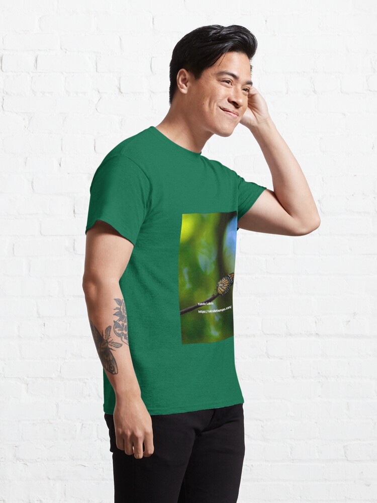 Alternate view of Copy of Monarch butterfly before flying in search of sun By Yannis Lobaina Classic T-Shirt