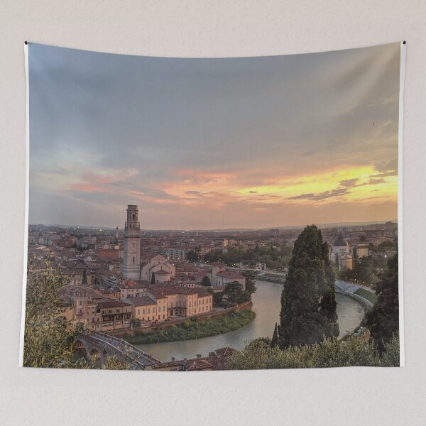 Aperçu de l'œuvre A little view on Verona - Sunset créée et vendue par Dashagraphy.