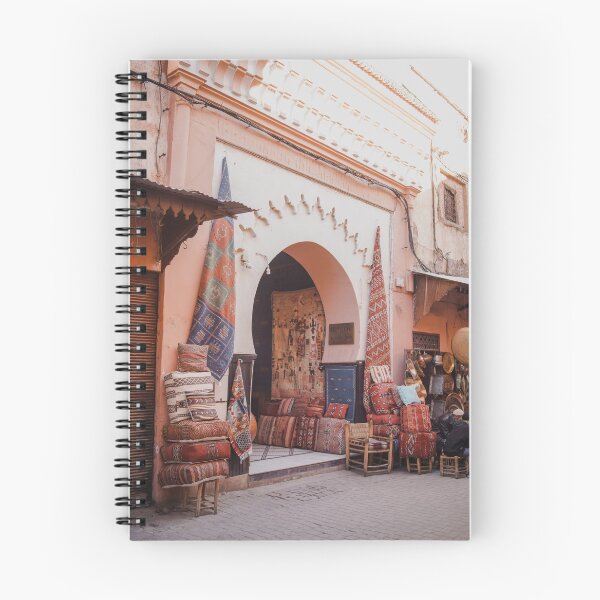 Artikelvorschau, Marrakesch bunte Souks Markt, Teppiche und Teppiche Tür entworfen und verkauft von Morocco Marrakech Photo Prints.