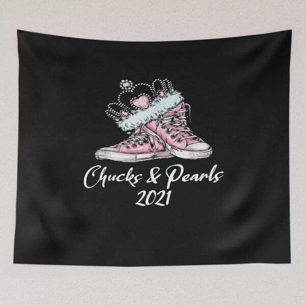 Artikelvorschau, Chucks und Perlen T-Shirt entworfen und verkauft von Trendy Shirt.