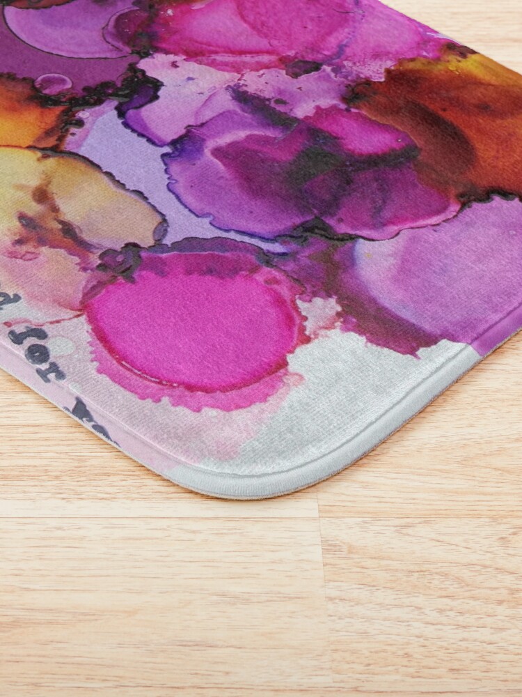 Aperçu 3 sur 6. Tapis de bain avec l'œuvre Love Story (happy art) créée et vendue par mptresart.