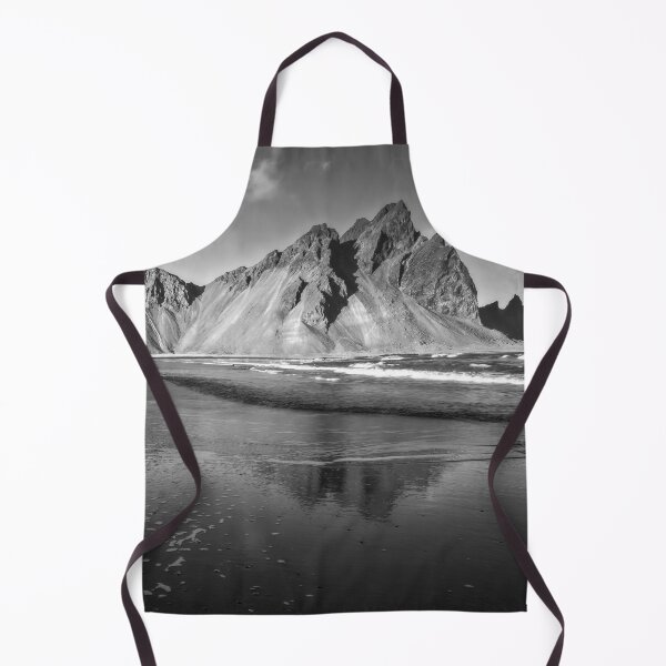 Artikelvorschau, Vestrahorn in Schwarz und Weiß entworfen und verkauft von Catherine Reading.