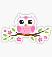 Nette rosa Karikaturbabyeule, die auf einer Niederlassung mit Blättern und Blumen sitzt Sticker