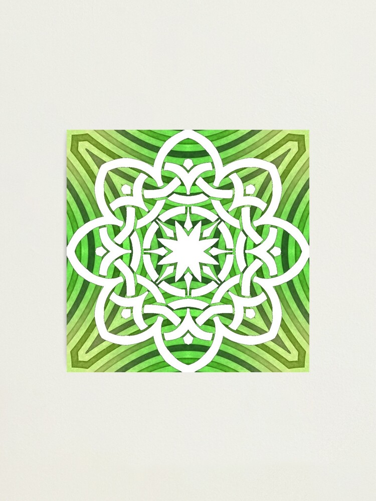 Lámina fotográfica «Mandala de nudo celta sagrado blanco sobre fondo verde»  de ShajenDesigns | Redbubble