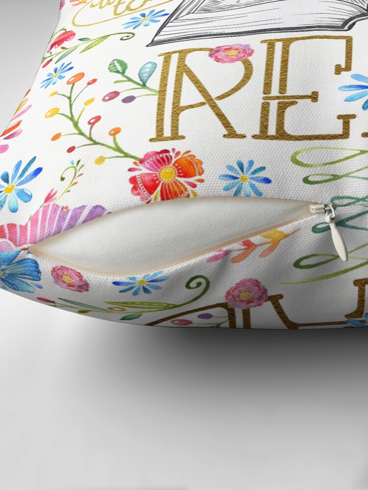 Thumbnail 2 von 4, Kissen, Ich möchte nur lesen - White Floral designt und verkauft von eviebookish.