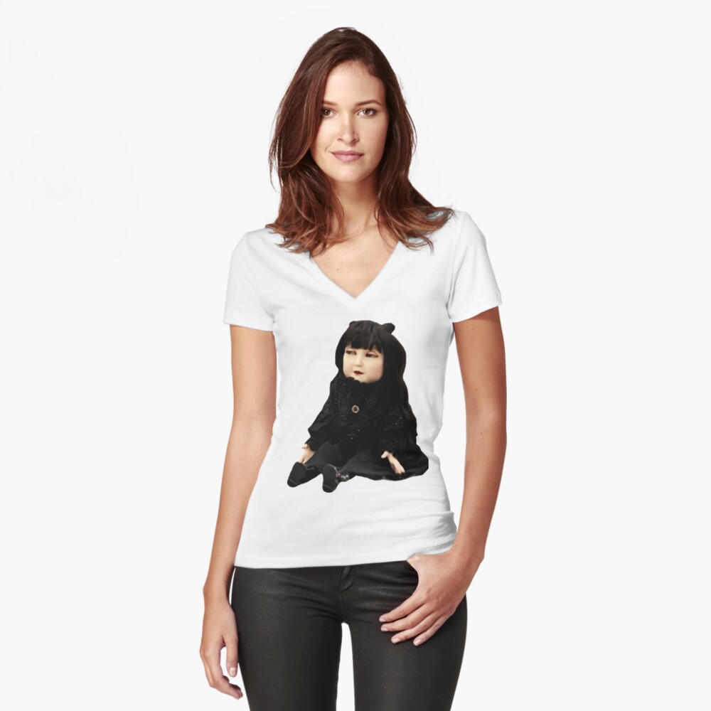Aperçu de l'œuvre T-shirt moulant col V créée et vendue par RoyalNadja.