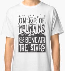Camiseta clásica En la cima de las montañas