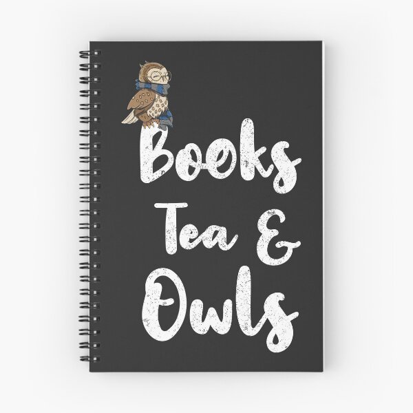 Artikelvorschau, Bücher Tee & Eulen - Geschenk für Teetrinker und Bücherwürmer entworfen und verkauft von DesignsbyEndall.