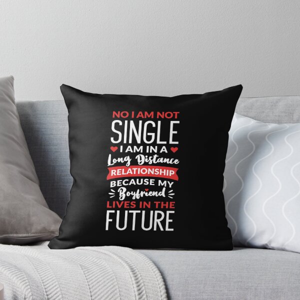Aperçu de l'œuvre Non, je ne suis pas célibataire, je suis dans une relation à distance créée et vendue par T-shirt For You.