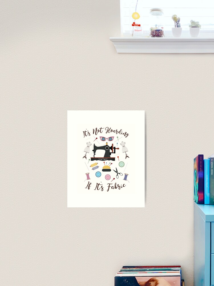 Aperçu 2 sur 3. Impression artistique avec l'œuvre Ce n'est pas de la thésaurisation si c'est du tissu Quilting drôle de cadeau de couture créée et vendue par Pepina.
