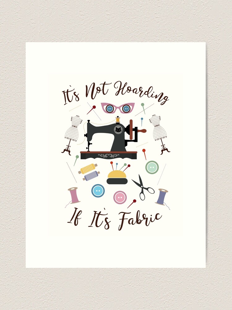 Aperçu 1 sur 3. Impression artistique avec l'œuvre Ce n'est pas de la thésaurisation si c'est du tissu Quilting drôle de cadeau de couture créée et vendue par Pepina.