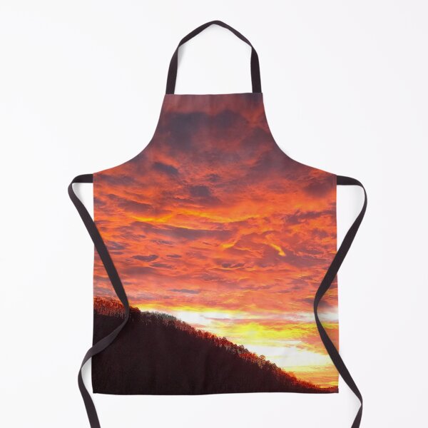 Artikelvorschau, Warmer pastellfarbener Sonnenaufgang mit riesigen Orangen und Gelbtönen, die die Wolken am Morgenhimmel beleuchten entworfen und verkauft von PrettyLittlePic.