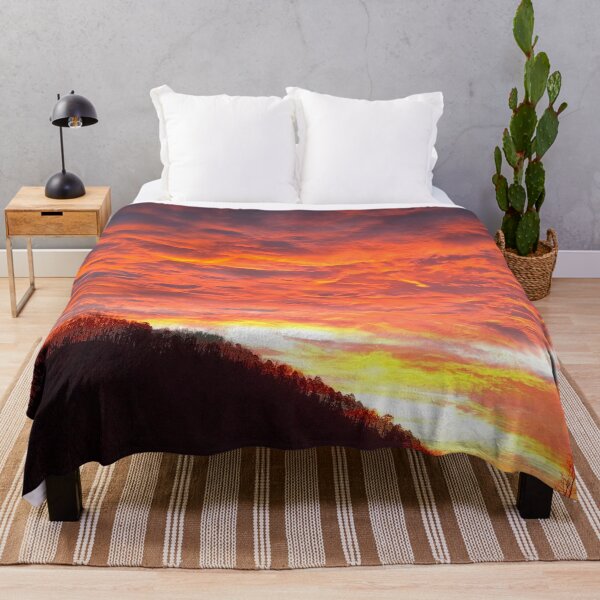 Artikelvorschau, Warmer pastellfarbener Sonnenaufgang mit riesigen Orangen und Gelbtönen, die die Wolken am Morgenhimmel beleuchten entworfen und verkauft von PrettyLittlePic.
