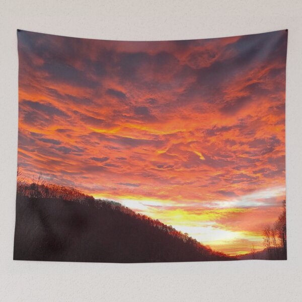 Artikelvorschau, Warmer pastellfarbener Sonnenaufgang mit riesigen Orangen und Gelbtönen, die die Wolken am Morgenhimmel beleuchten entworfen und verkauft von PrettyLittlePic.