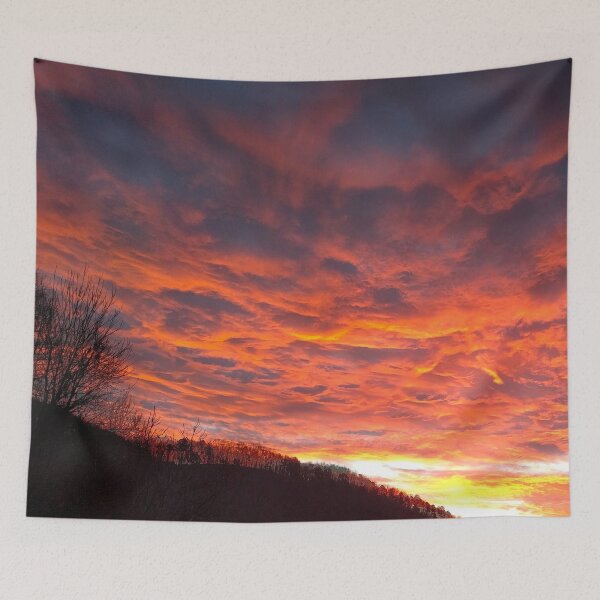 Artikelvorschau, Bewölkter Pastell-Sonnenaufgang mit immensen Orangen und Gelben, die die Wolken am Morgenhimmel beleuchten entworfen und verkauft von PrettyLittlePic.