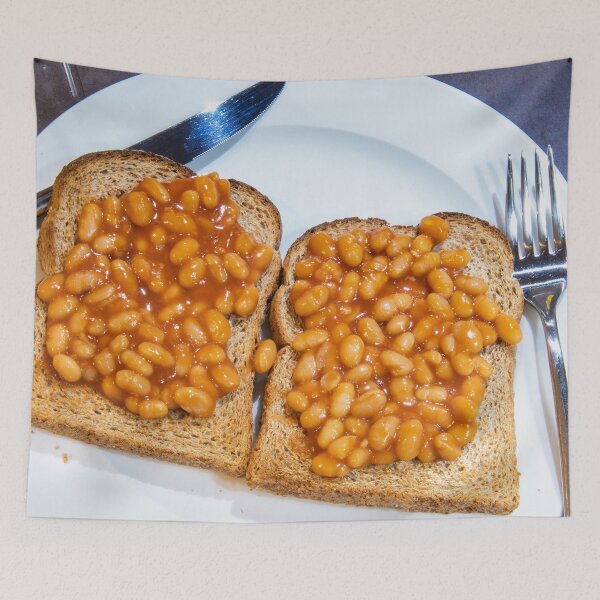 Aperçu de l'œuvre Haricots cuits au four sur toast sur assiette blanche créée et vendue par krisgreenwood.