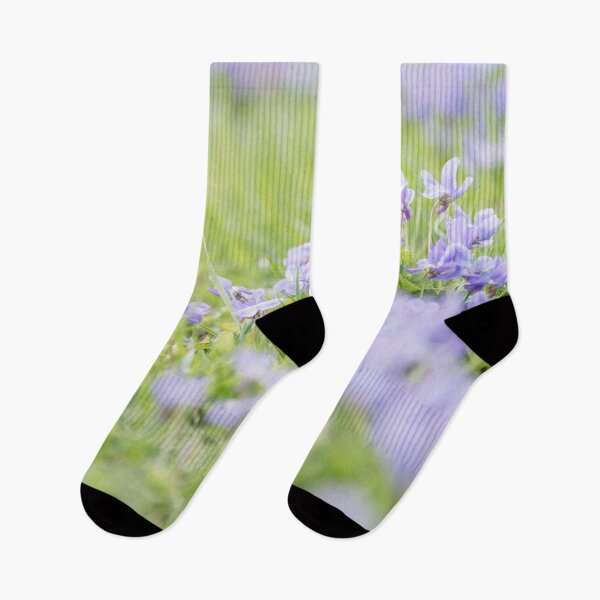 Artikelvorschau, Lila Frühlingsveilchen und grünes Gras entworfen und verkauft von Amy Mitchell.