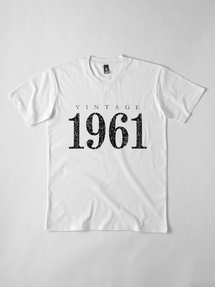 Thumbnail 4 von 6, Premium T-Shirt, Vintage 1961 (Antik Schwarz) Geburtstag Geschenk designt und verkauft von theshirtshops.