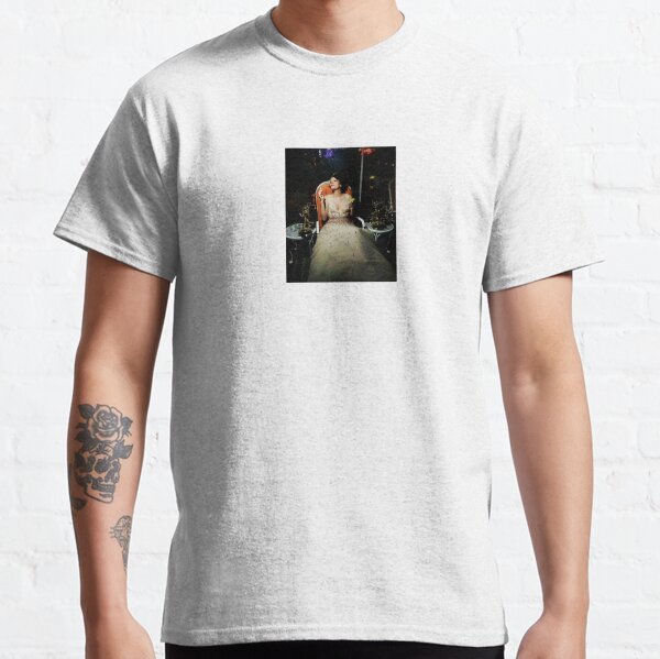 Vista previa del artículo con la obra «Phoebe Waller-Bridge se relaja con sus Emmy», diseñado y vendido por Fun Stuff Merch.