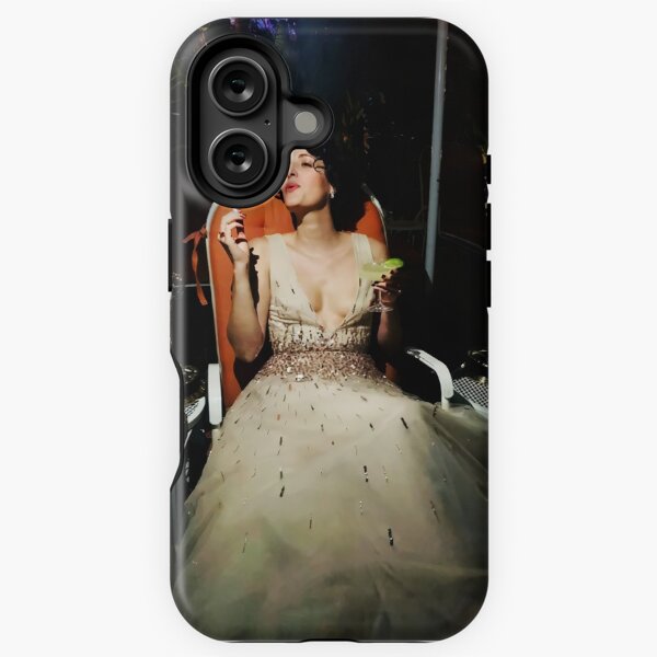 Vista previa del artículo con la obra «Phoebe Waller-Bridge se relaja con sus Emmy», diseñado y vendido por Fun Stuff Merch.