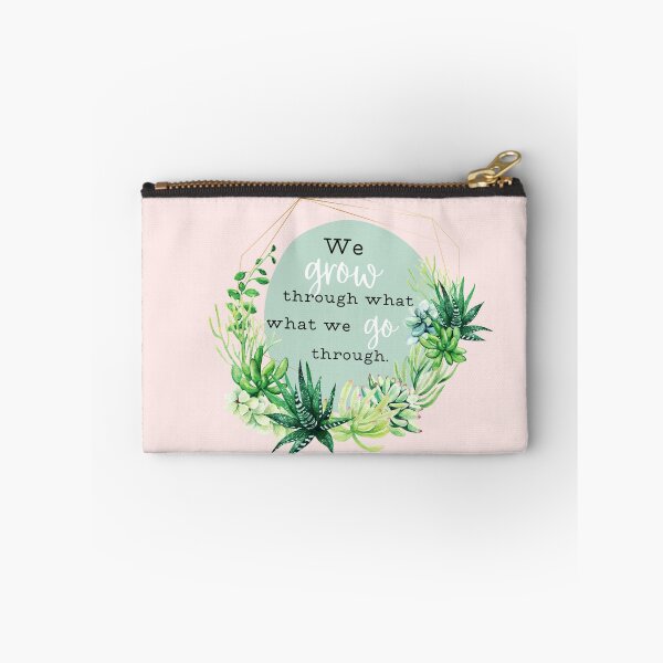 Artikelvorschau, Wir wachsen durch das, was wir durchmachen. Sukkulenten- und Aloe-Botanisches Zitat und Kunstwerk entworfen und verkauft von Dollfacedesign.