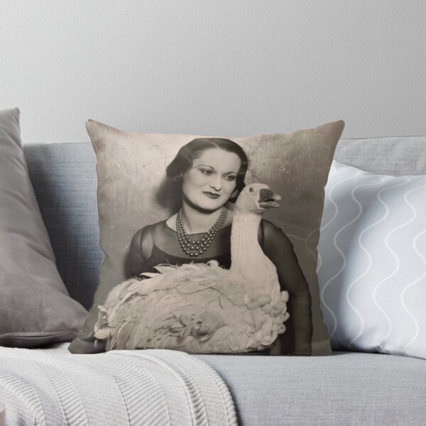 Aperçu de l'œuvre Une dame et son oie créée et vendue par GreatTomorrow.