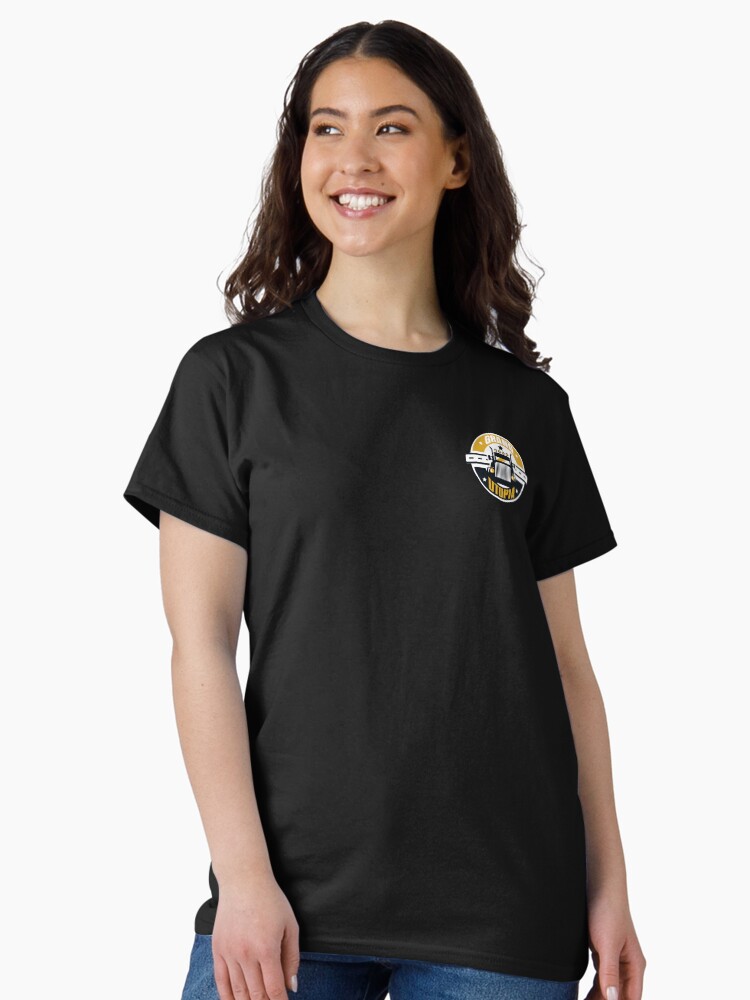 Aperçu 2 sur 7. T-shirt classique avec l'œuvre Grand Utopia Logo créée et vendue par MyGodness.