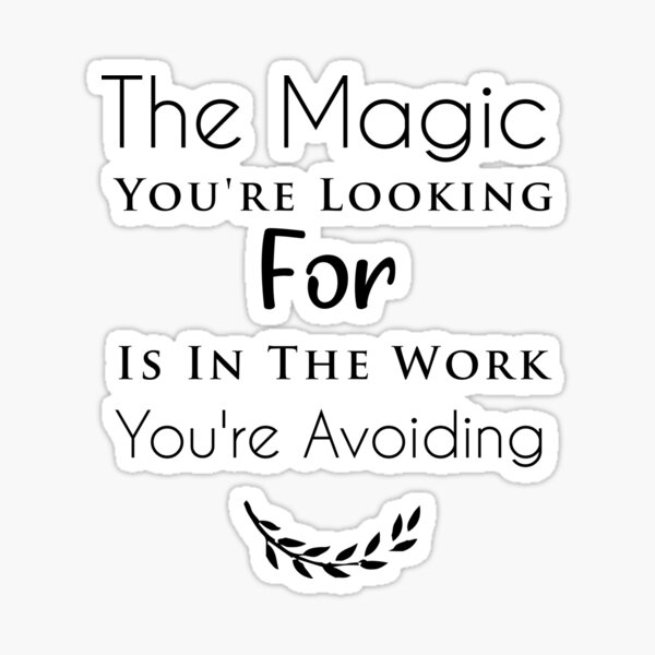 Vista previa del artículo con la obra «La magia que estás buscando está en el trabajo que estás evitando», diseñado y vendido por Brother's Clothing.