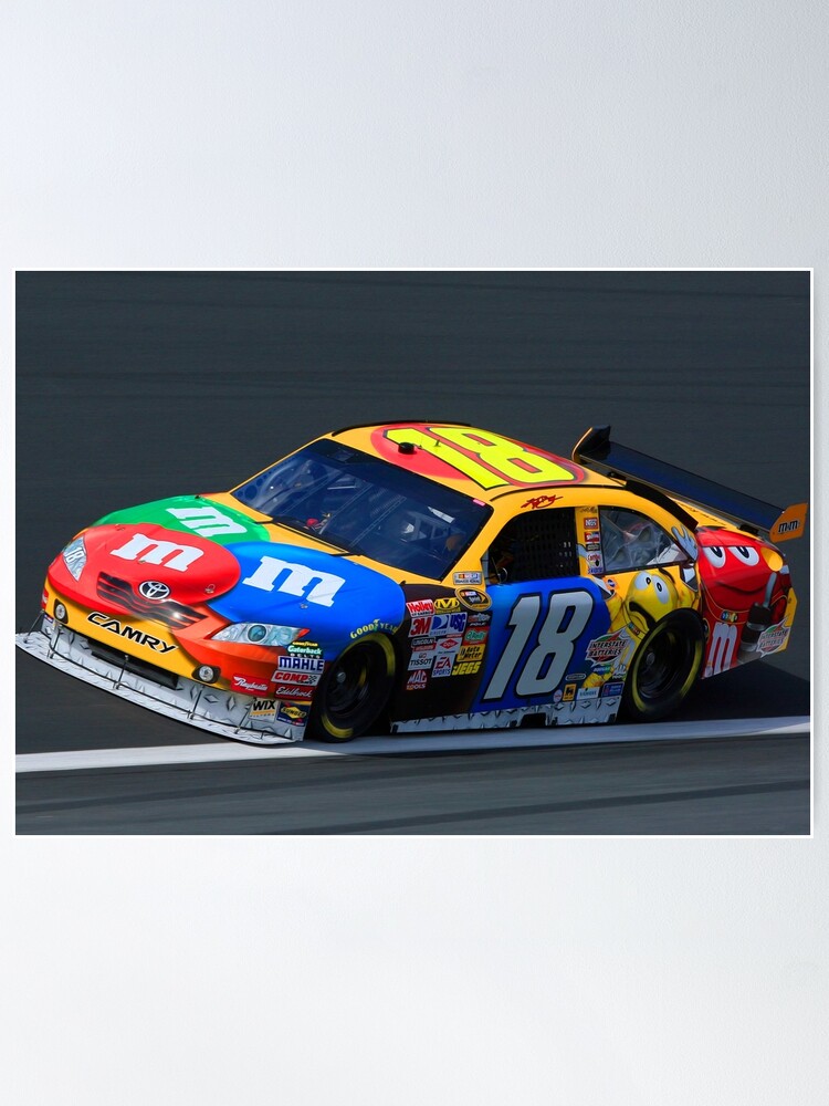 Alternative Ansicht von Kyle Busch fährt mit seinem Nascar-Rennwagen Poster