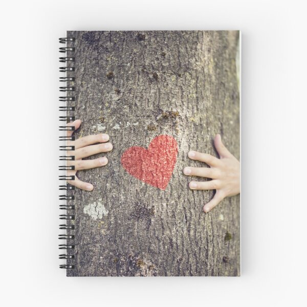 Aperçu de l'œuvre Planter un arbre - Kid étreignant un arbre créée et vendue par MemoryMakers.