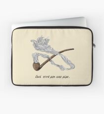 ceci n'est pas une pipe Laptop Sleeve