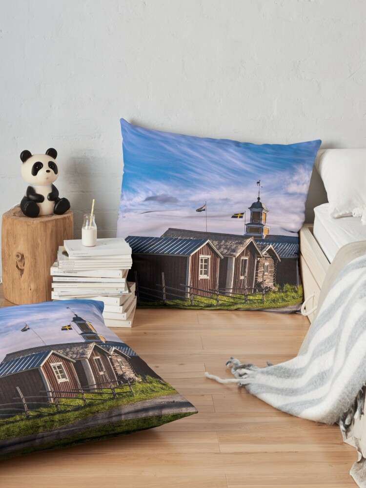 Alternative Ansicht von Alte Kirche bei Kukkolaforsen Bodenkissen
