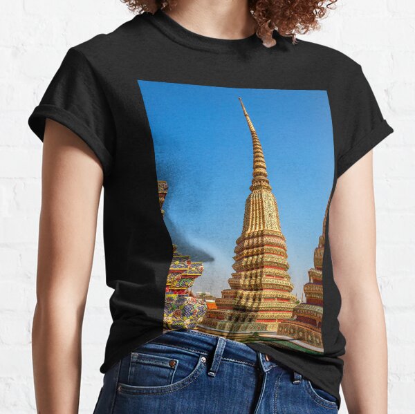 Stupa richement décoré au Grand Palais à Bangkok T-shirt classique
