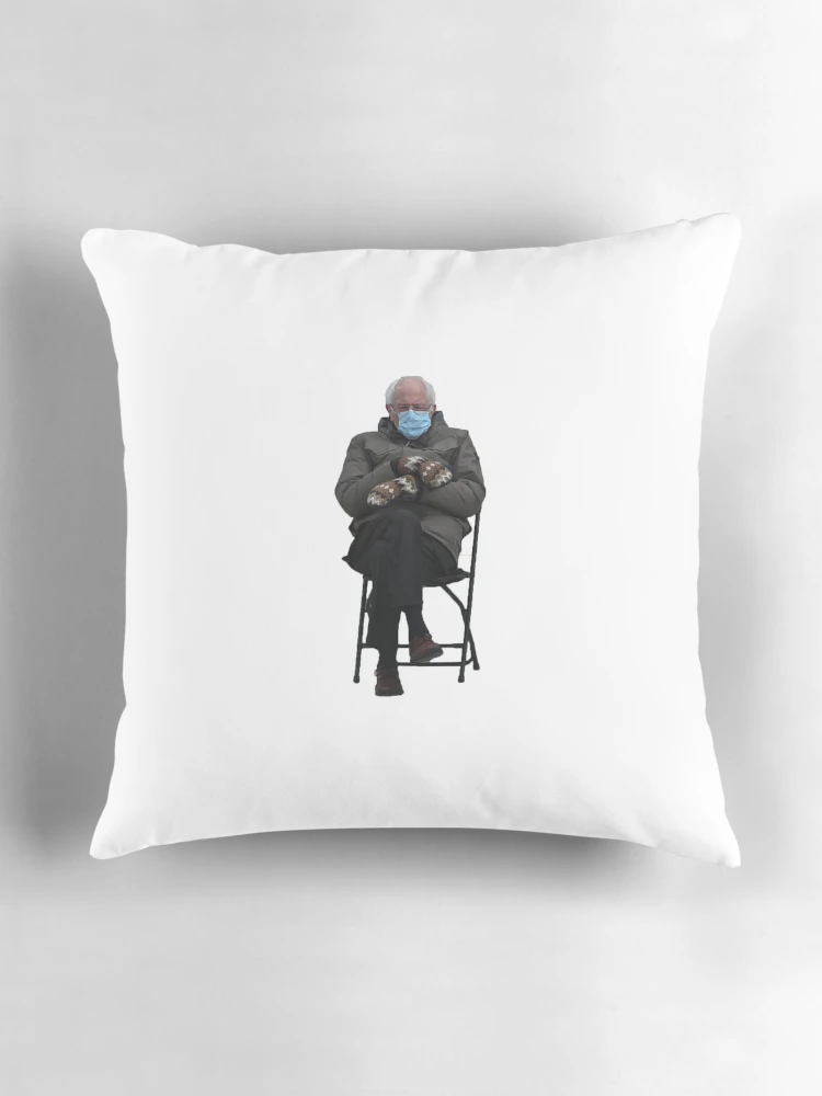 Aperçu 3 sur 4. Coussin avec l'œuvre Mitaines Bernie Sanders. créée et vendue par PyroPython.
