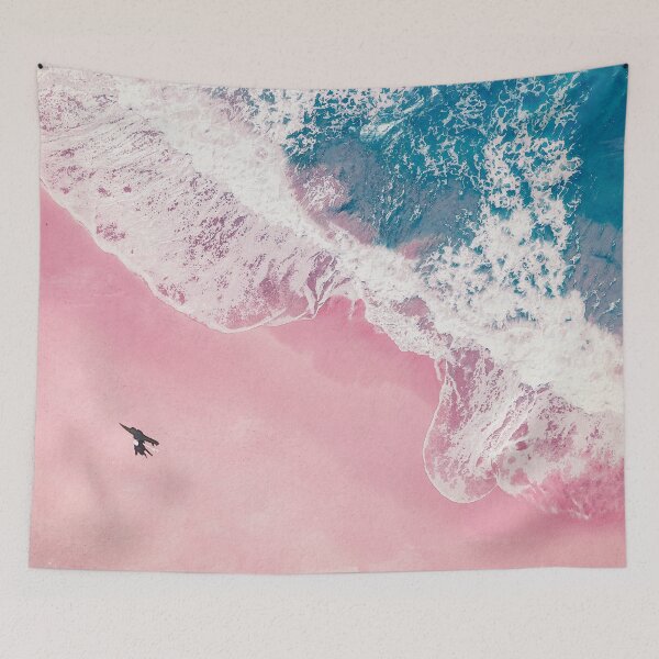 Aperçu de l'œuvre Surfer marchant sur la plage de sable rose créée et vendue par PosterpartyCo.