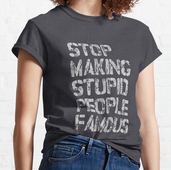 Vista previa del artículo con la obra «PARA DE HACER FAMOSA A LA GENTE ESTUPIDA», diseñado y vendido por plasticjesus.