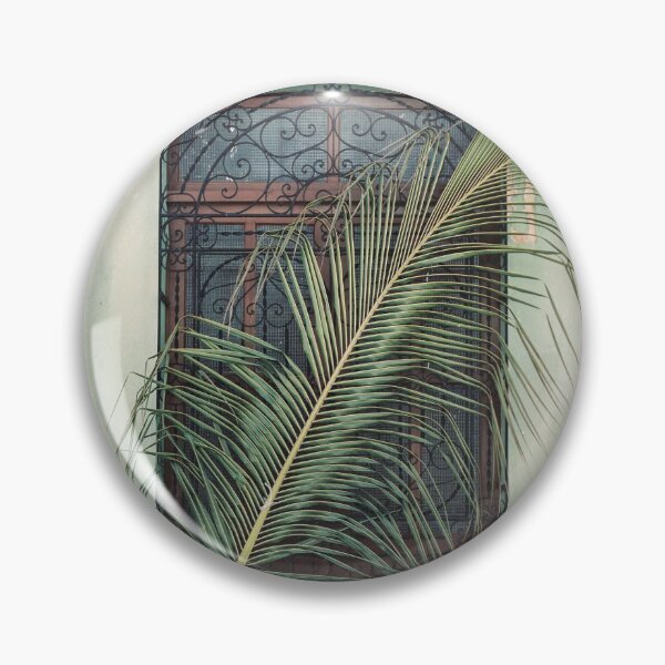 Artikelvorschau, Pastellgrüne Tür mit Palmblatt in Campeche | Mexiko Reisen | Kunstfotografie entworfen und verkauft von slowestsummer.
